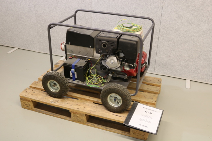 1417012-2 Generator on wheels. Honda engine.