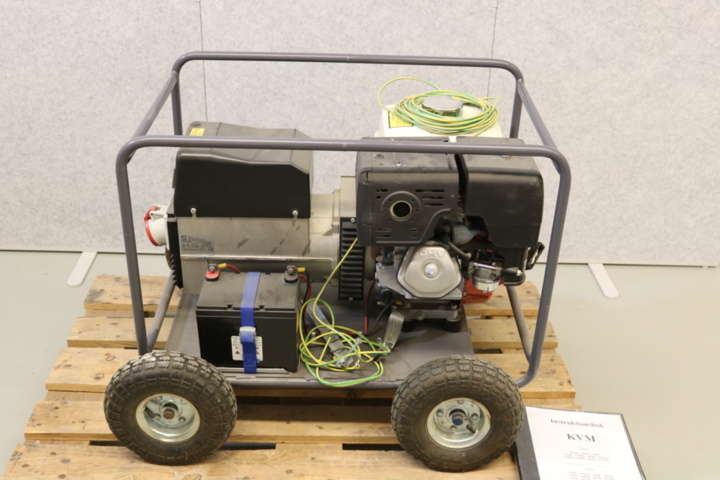 1417012-3 Generator on wheels. Honda engine.