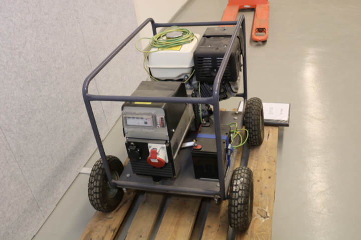 1417012-4 Generator on wheels. Honda engine.