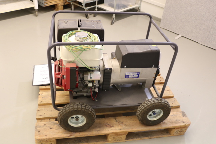 1417012-6 Generator on wheels. Honda engine.