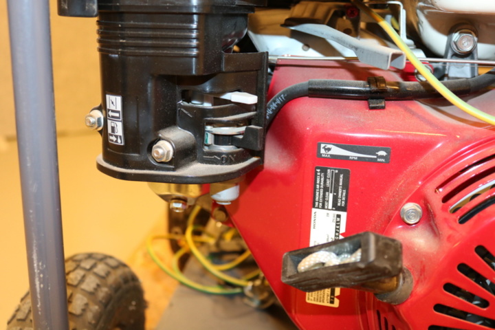 1417012-7 Generator on wheels. Honda engine.