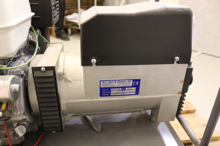 1417012-18 Generator on wheels. Honda engine.
