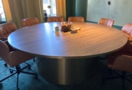 1482594 Konferensbord, högtalare, lampa, m.m.