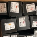 1457649-3 Stort parti med nya Oakley produkter - Glasögon, hjälmar, kläder etc. 622st