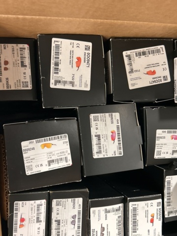 1457649-3 Stort parti med nya Oakley produkter - Glasögon, hjälmar, kläder etc. 622st
