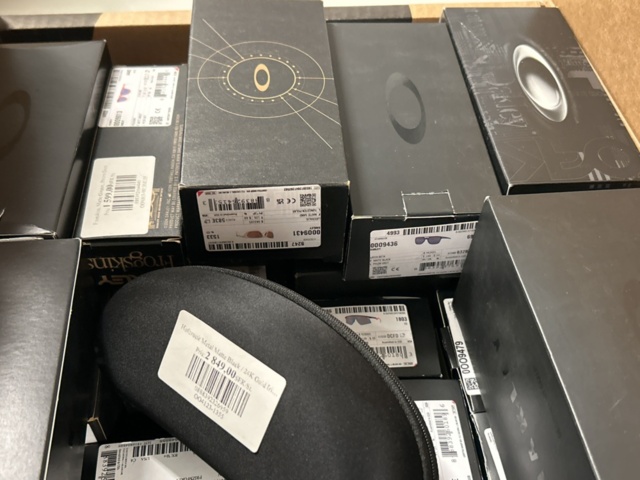 1457649-4 Stort parti med nya Oakley produkter - Glasögon, hjälmar, kläder etc. 622st