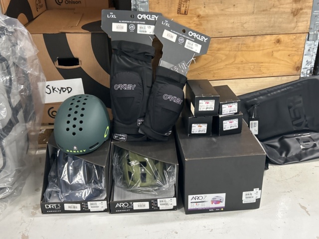 1457649-6 Stort parti med nya Oakley produkter - Glasögon, hjälmar, kläder etc. 622st