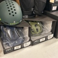 1457649-7 Stort parti med nya Oakley produkter - Glasögon, hjälmar, kläder etc. 622st