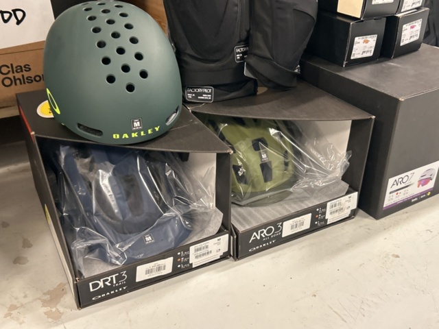 1457649-7 Stort parti med nya Oakley produkter - Glasögon, hjälmar, kläder etc. 622st