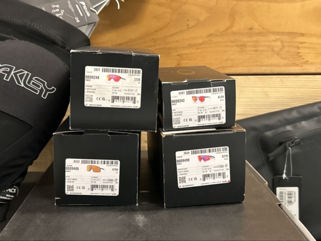 1457649-9 Stort parti med nya Oakley produkter - Glasögon, hjälmar, kläder etc. 622st