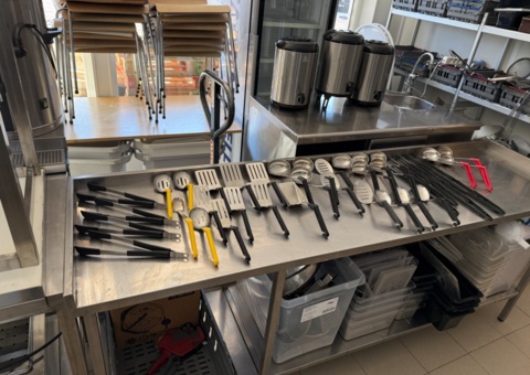Lot with kitchen utensils etc.