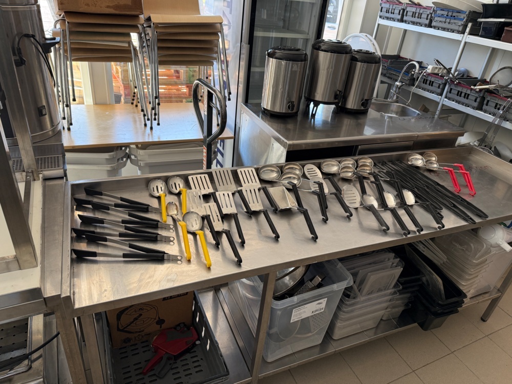 1351839-1 Lot with kitchen utensils etc.