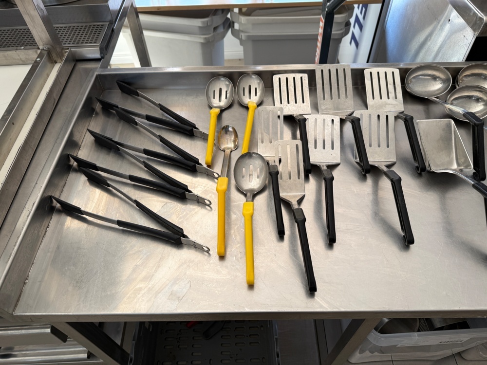 1351839-2 Lot with kitchen utensils etc.