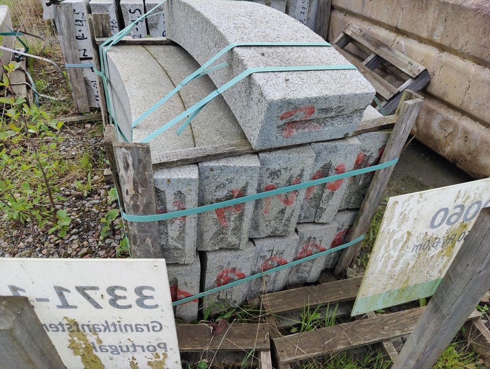 1095096-1 11 pcs Granite curb stone GV1 150 Radius