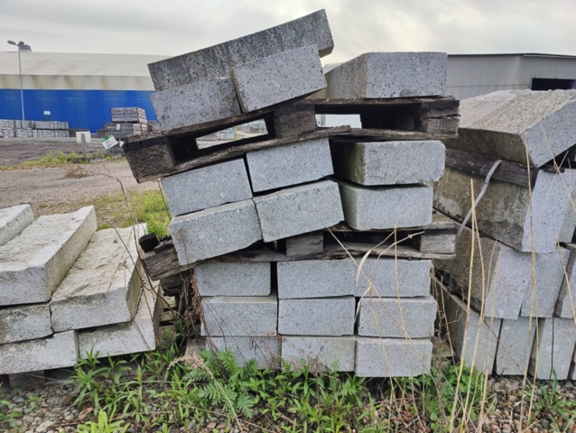 1095098-3 105 pcs Granite curb stone GV1 150 Radius 10.0 m