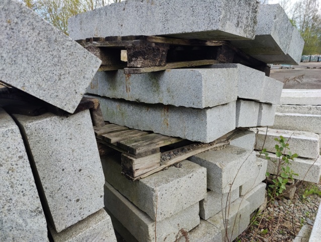 1095098-13 105 pcs Granite curb stone GV1 150 Radius 10.0 m
