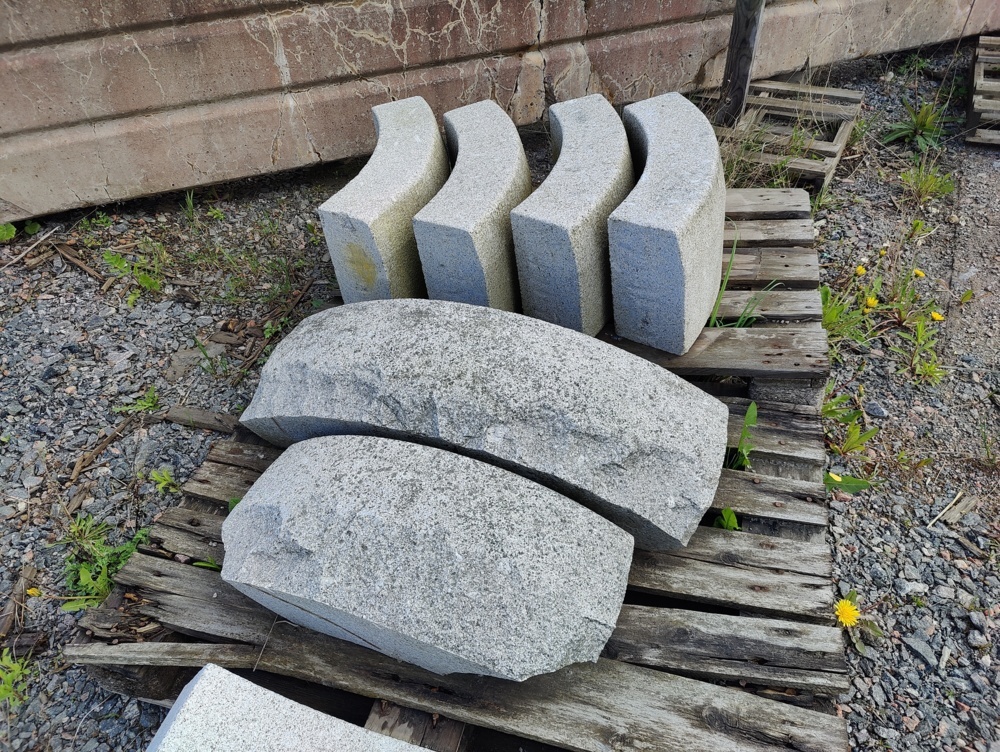 1095100-2 8 pcs Granite curb stone GF1 170 Radius 0.75 m