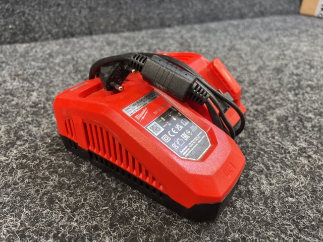 1449591-3 Snabbladdare Milwaukee M12-18FC