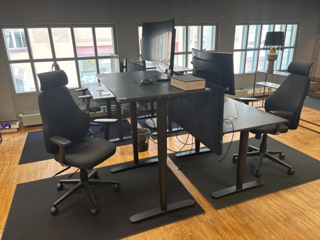 1505844-1 Office furniture - 4 desks, 4 screens, etc.