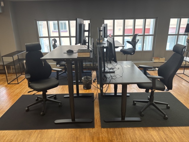1505844-2 Office furniture - 4 desks, 4 screens, etc.