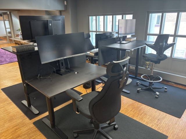1505844-3 Office furniture - 4 desks, 4 screens, etc.