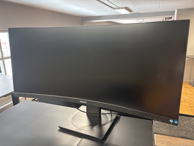 1505844-4 Office furniture - 4 desks, 4 screens, etc.