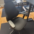 1505844-7 Office furniture - 4 desks, 4 screens, etc.