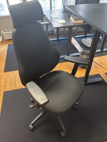 1505844-7 Office furniture - 4 desks, 4 screens, etc.