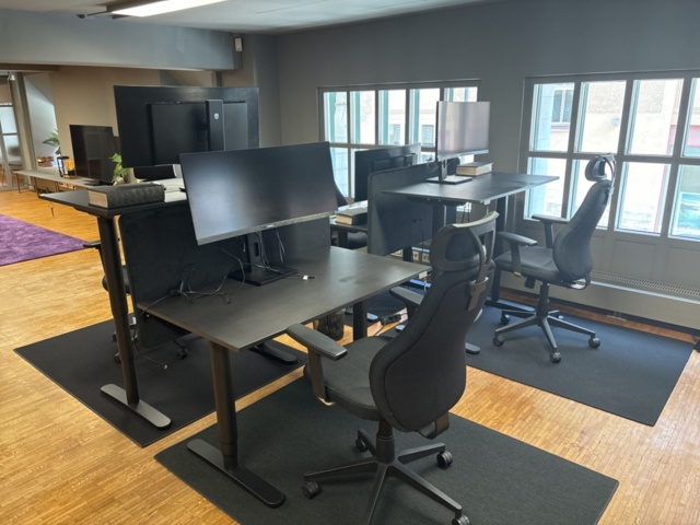 1505844-8 Office furniture - 4 desks, 4 screens, etc.