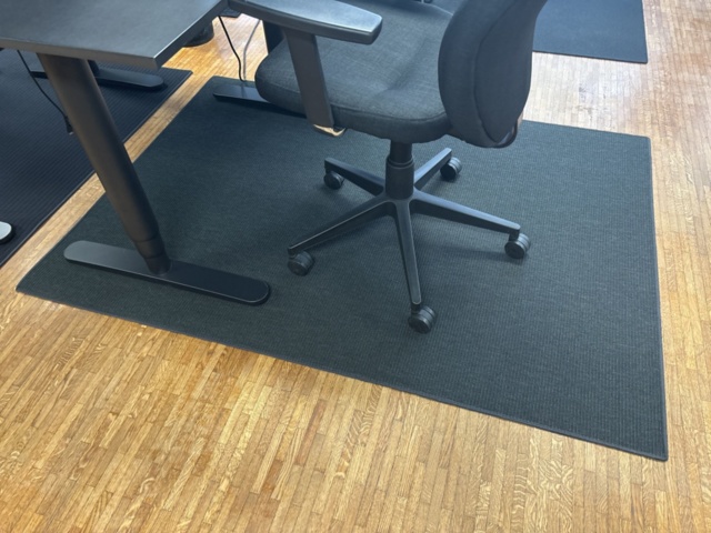 1505844-9 Office furniture - 4 desks, 4 screens, etc.