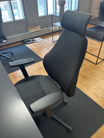1505844-10 Office furniture - 4 desks, 4 screens, etc.