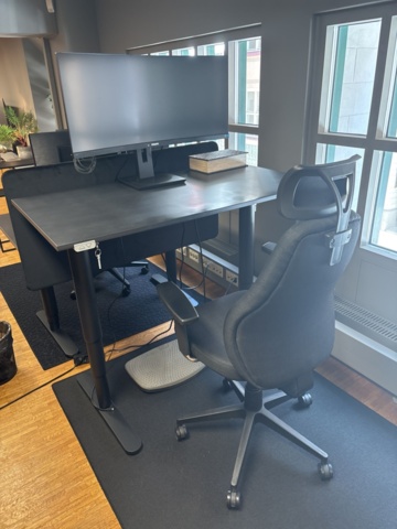 1505844-11 Office furniture - 4 desks, 4 screens, etc.
