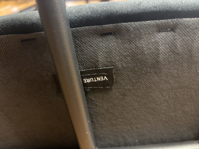 1505845-5 Två karmstolar och ett runt sidobord