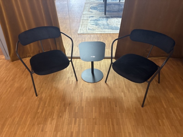 1505863-8 Karmstolar och sidobord