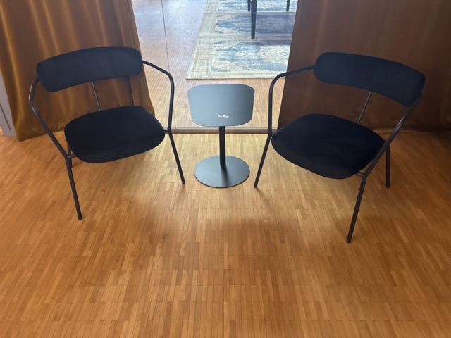 1505863-1 Karmstolar och sidobord