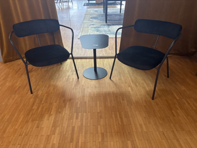1505863-4 Karmstolar och sidobord