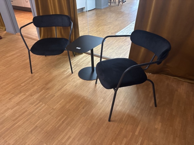 1505863-2 Karmstolar och sidobord