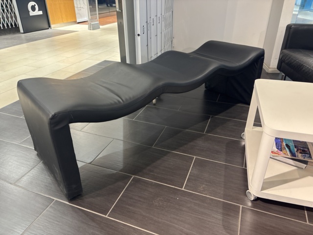1505882-10 Möbler - Soffa, soffbord, klädhängare
