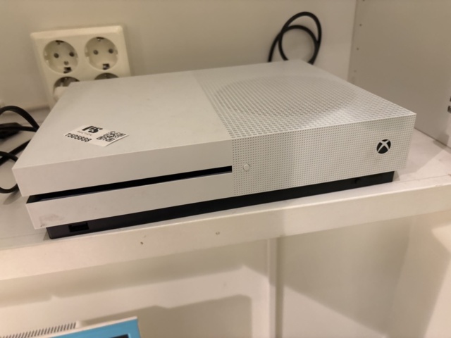 1505888-3 Spelkonsol med handkontroll - Microsoft Xbox One S - 2016