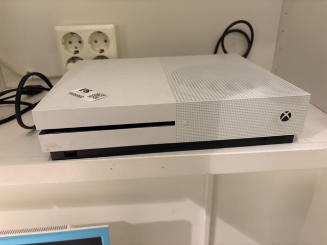 1505888-5 Spelkonsol med handkontroll - Microsoft Xbox One S - 2016