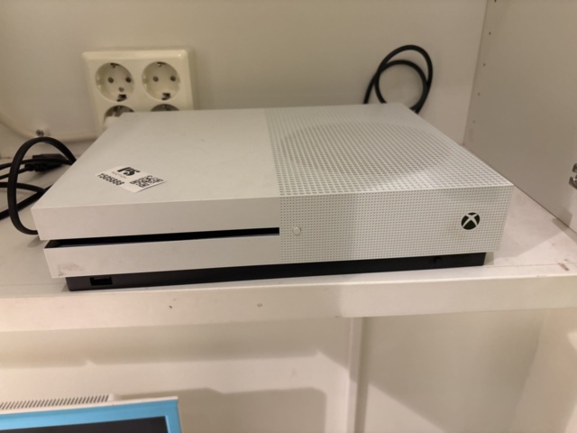 1505888-4 Spelkonsol med handkontroll - Microsoft Xbox One S - 2016