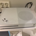 1505888-6 Spelkonsol med handkontroll - Microsoft Xbox One S - 2016