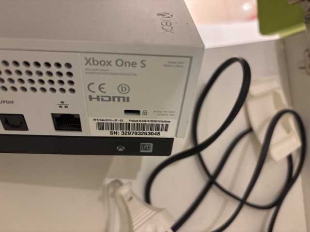 1505888-7 Spelkonsol med handkontroll - Microsoft Xbox One S - 2016