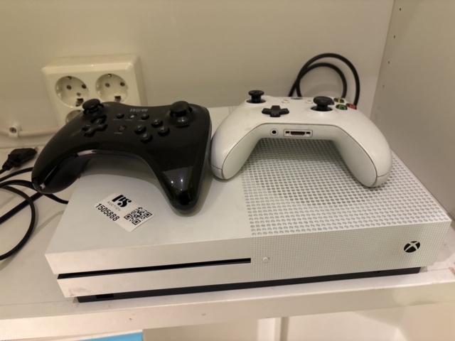 1505888-1 Spelkonsol med handkontroll - Microsoft Xbox One S - 2016