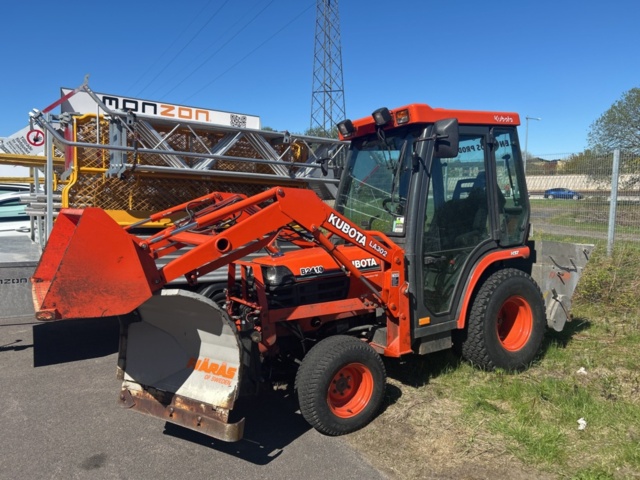 1363447-2 Kompakttraktor/redskapsbärare med frontlastare och redskap - Kubota 2410 - 2005