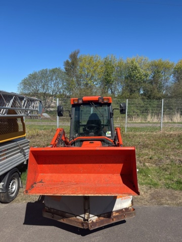 1363447-11 Kompakttraktor/redskapsbärare med frontlastare och redskap - Kubota 2410 - 2005