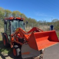 1363447-9 Kompakttraktor/redskapsbärare med frontlastare och redskap - Kubota 2410 - 2005