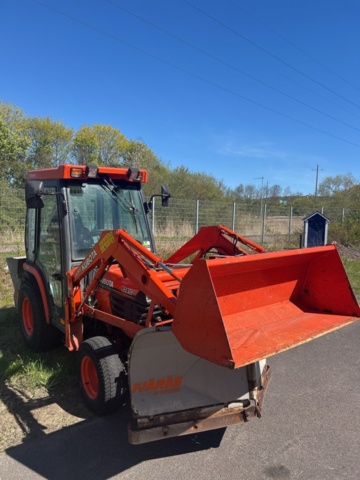 1363447-9 Kompakttraktor/redskapsbärare med frontlastare och redskap - Kubota 2410 - 2005