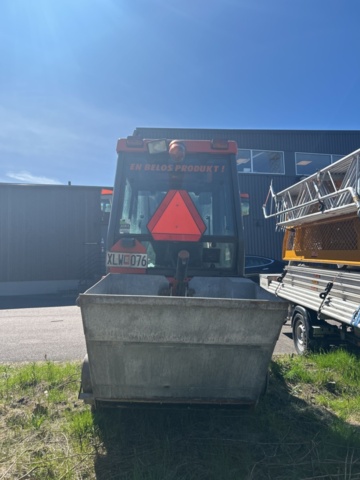 1363447-5 Kompakttraktor/redskapsbärare med frontlastare och redskap - Kubota 2410 - 2005
