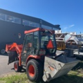 1363447-4 Kompakttraktor/redskapsbärare med frontlastare och redskap - Kubota 2410 - 2005